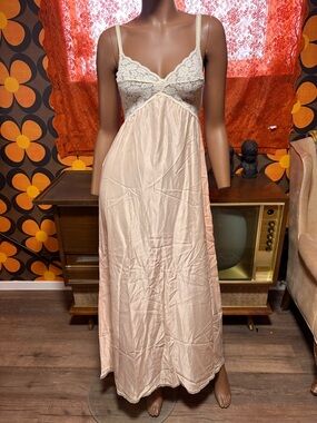 RARE Stunning Vintage Olga Peach Maxi Nightgown With White Lace!